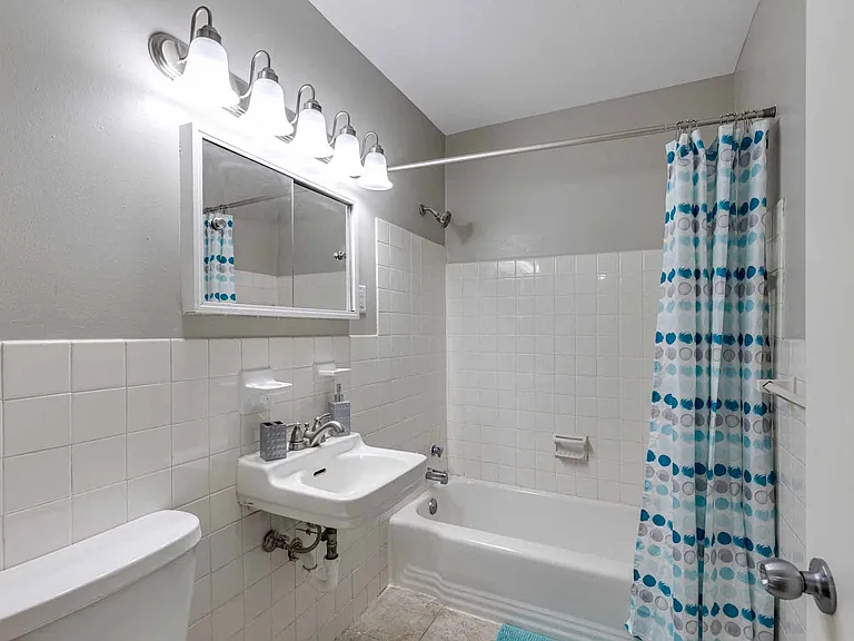 Priscilla Standish Apartments — Photo 33