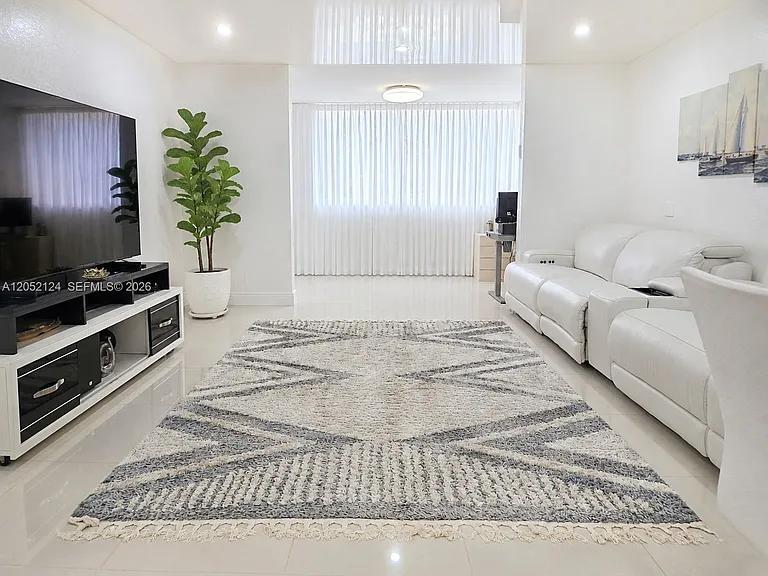 301 NE 14th Ave #207 — Photo 3