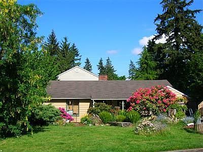 Quiet shoreline street - 4 bed /2 bath 2 story home