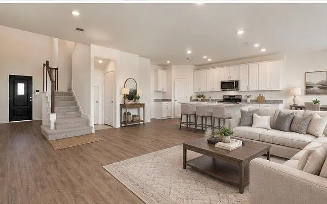 4 bed, 3.0 bath, 2390 sqft, $2,595 — Photo 4