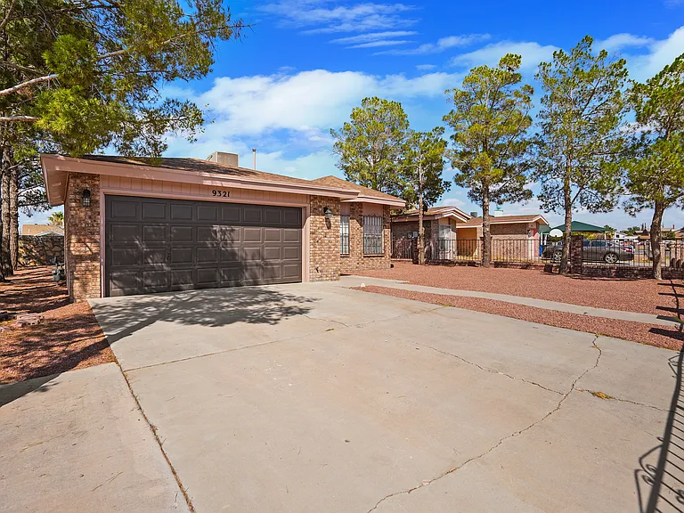 9321 Chantilly Dr — Photo 2