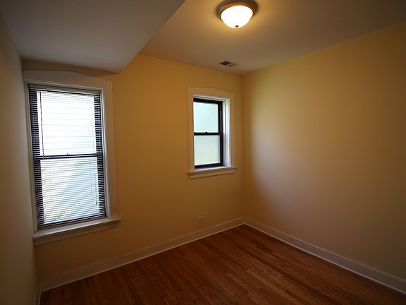 3rd image of 3717 N Leavitt St