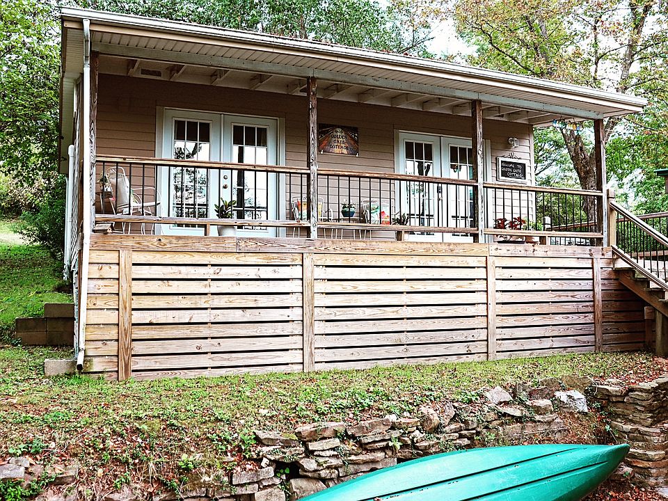 The cottage has an awesome deck that overlooks the White River/Table Rock Lake and the historic bridge. Good neighbors, mostly quiet, and just 100 steps to the water and trail head!
