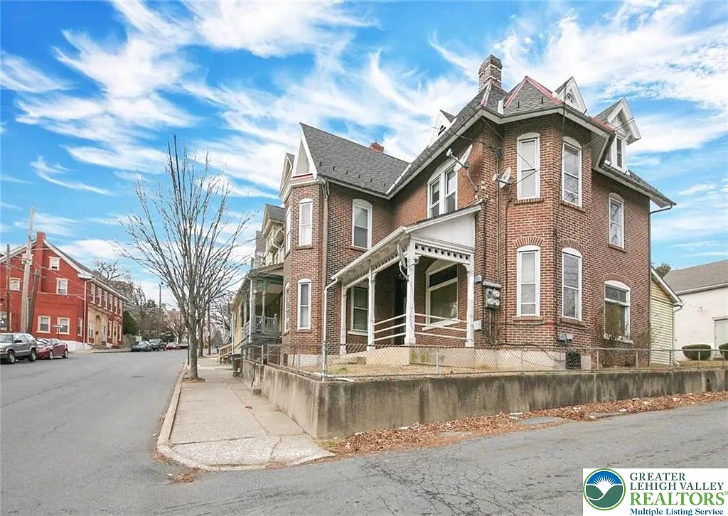 4 bed, 1.0 bath, 1136 sqft, $2,600 — Photo 2