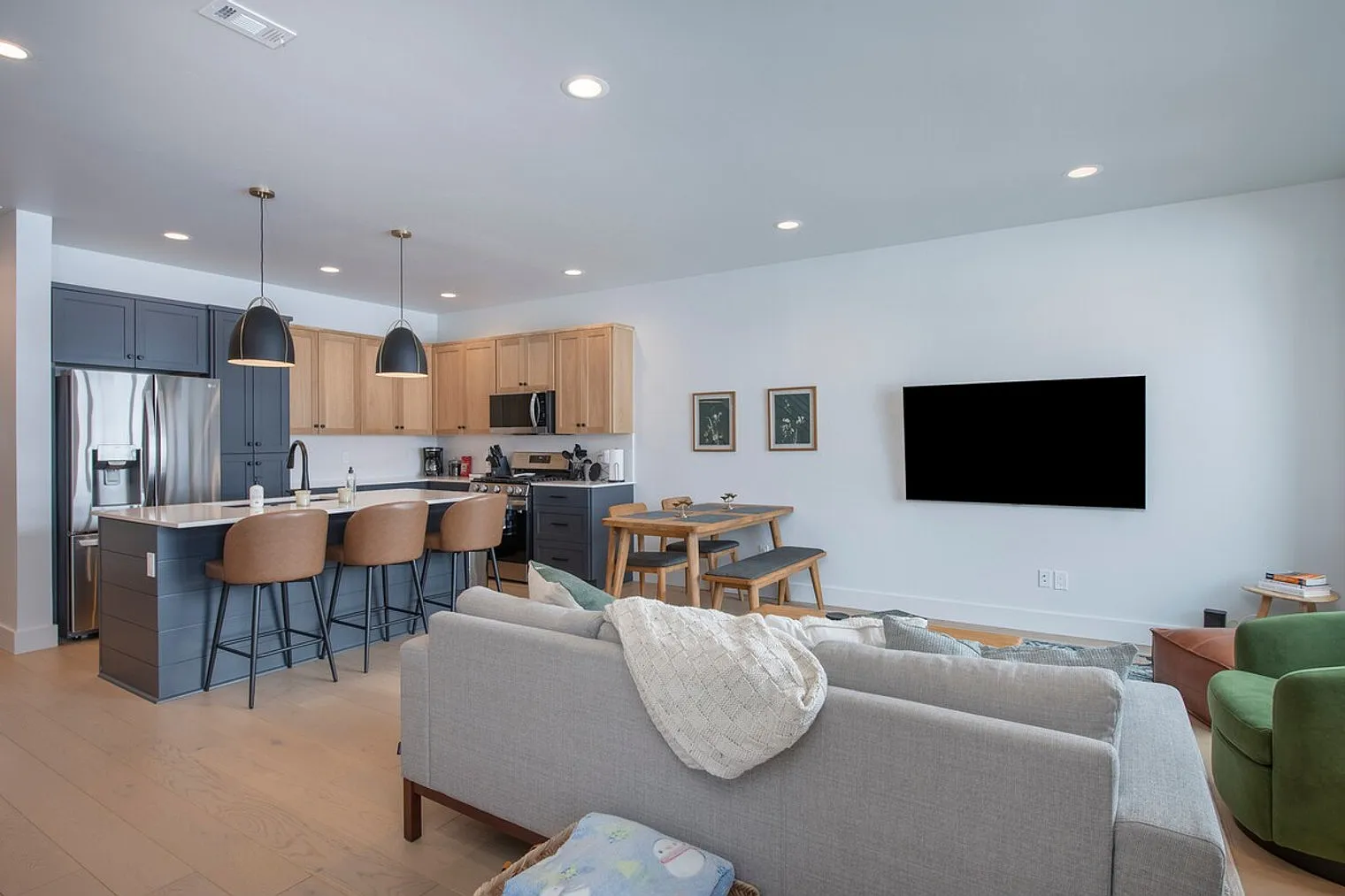 3 bed, 3.0 bath, $8,922 — Photo 3