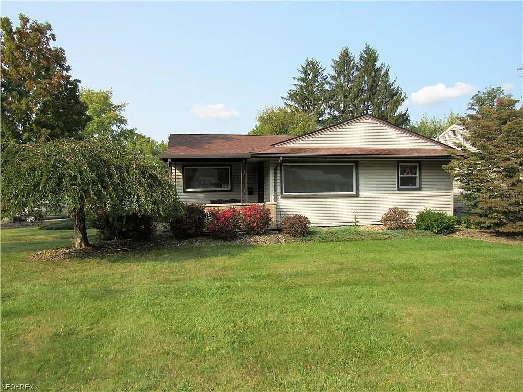 1070 Doris Dr photo 1