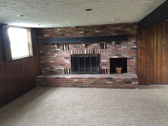Basement family room firepla