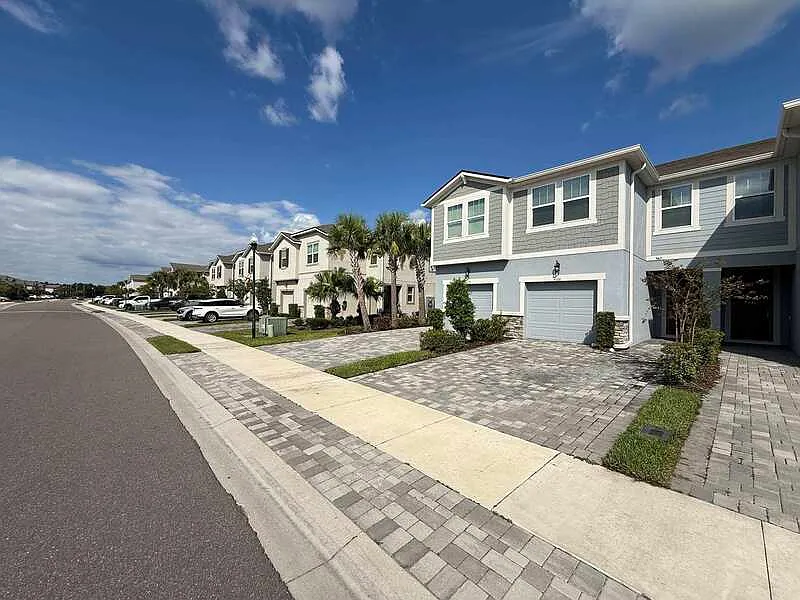 3 bed, 2.5 bath, 1661 sqft, $2,345 — Photo 4