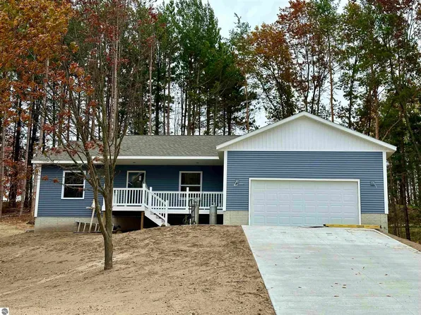 1146 Farmington Dr, Traverse City, MI 49696