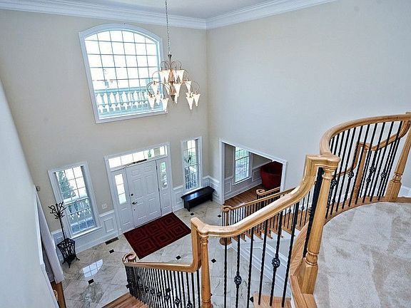 5th image of 313 Fox Chase Ct