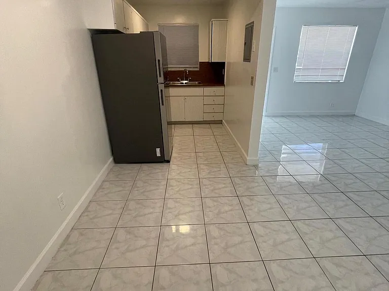 400 SE 9th Ct #9 — Photo 3