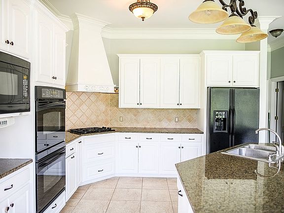 3rd image of 224 Stillwater Pl
