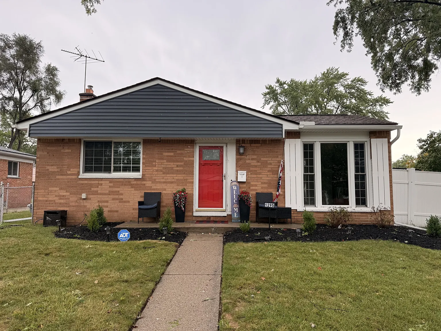 3 bed, 1.5 bath, 1110 sqft, $2,250 — Photo 2