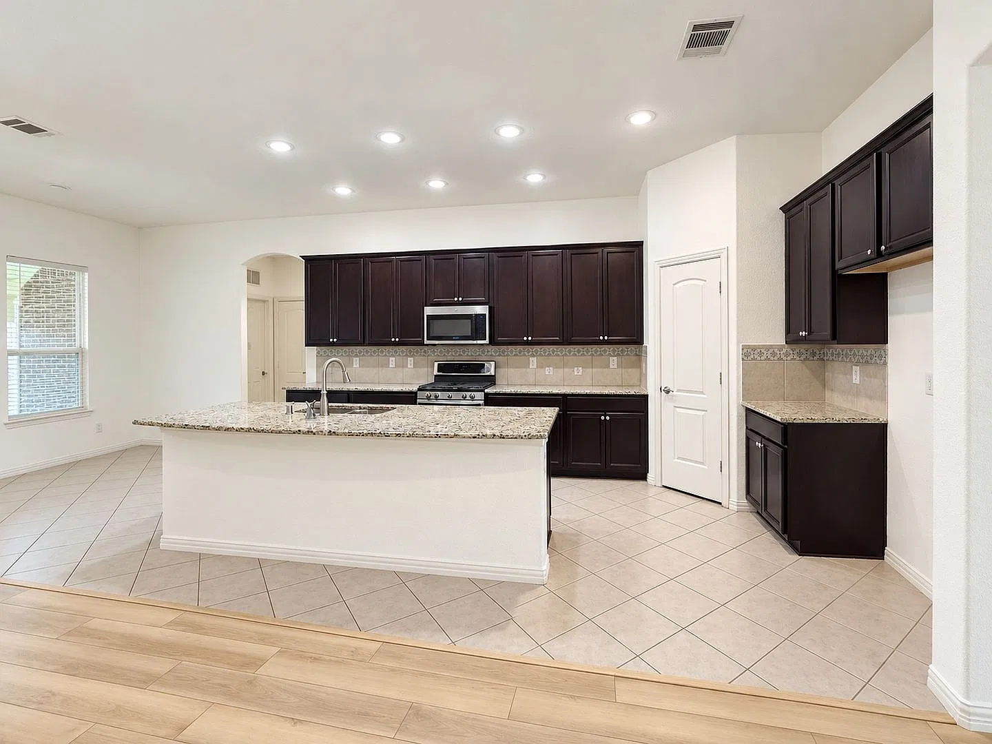 Gorgeous 4-Bedroom Home for Rent in West Fork Ranch North Fort Worth! — Photo 4