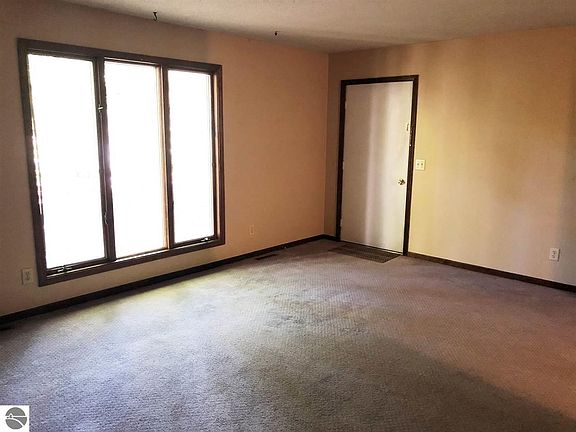 3rd image of 4293 Eagle Crest Dr