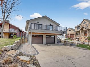1518 River Bluff Dr, Cedar Falls, IA 50613