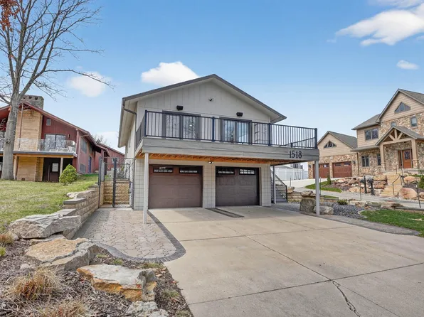1518 River Bluff Dr, Cedar Falls, IA 50613