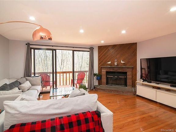 3rd image of 32 Upper Pattagansett Rd Unit 11