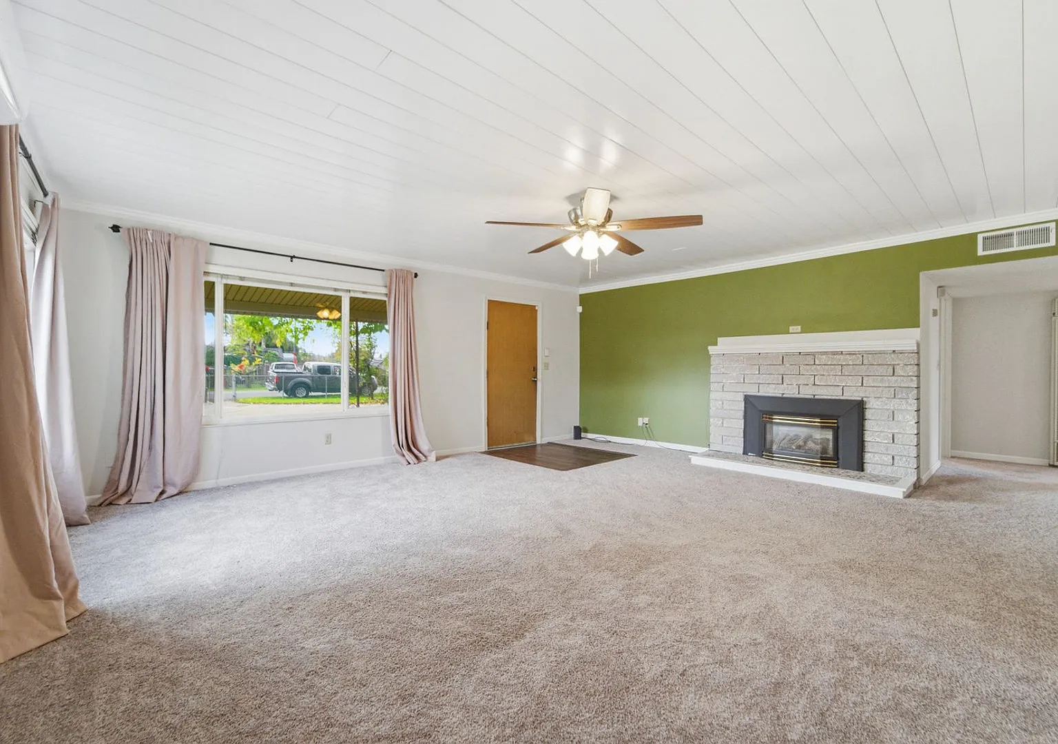Beautiful 3-Bedroom Home with Extra Living Space and Modern Upgrades — Photo 4