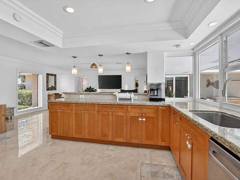 424 SW 7th Way — Photo 23