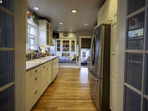 5th image of 723 SE 20th Pl