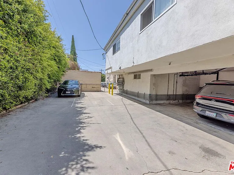 1426 S Orange Grove Ave — Photo 18