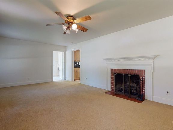 5th image of 107 Pine Tree Dr
