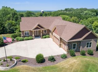 332 Meadow Ridge Ct, Hudson, WI 54016