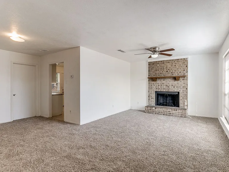2321 Colonial — Photo 4
