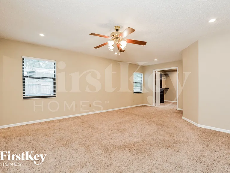 520 Whispering Oak Ln — Photo 9