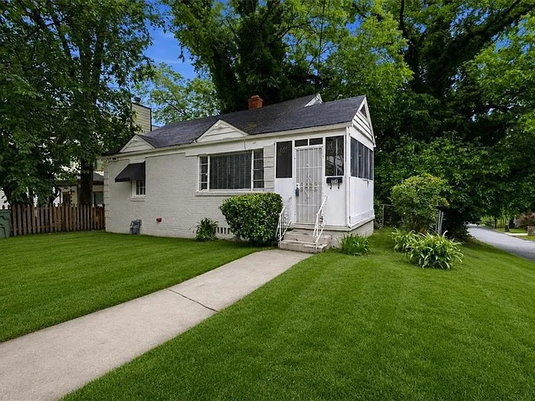 154 Lawton St SW — Photo 2