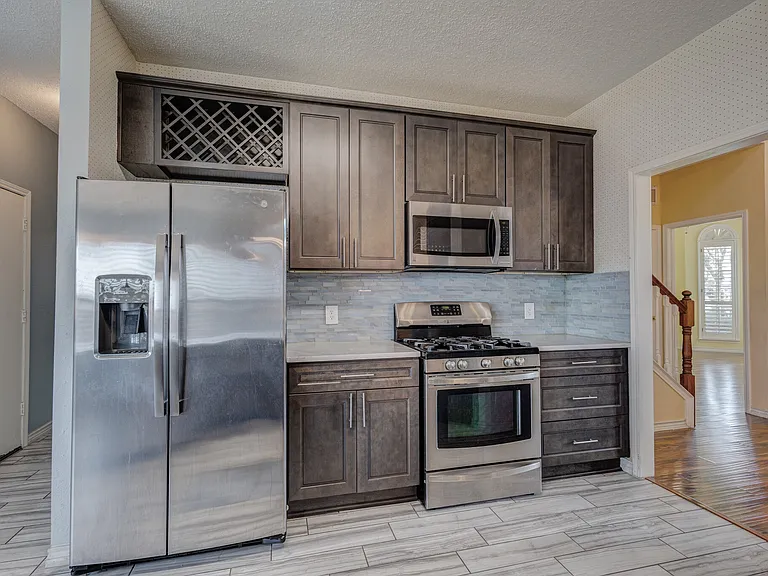 1726 Northampton Dr — Photo 9