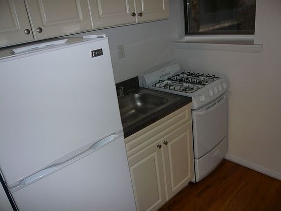 3rd image of 208 W 82nd St APT 4A