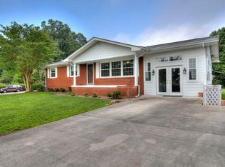 690 W Outer Dr, Oak Ridge, TN 37830