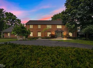 590 Oxford Rd, Grosse Pointe Woods, MI 48236