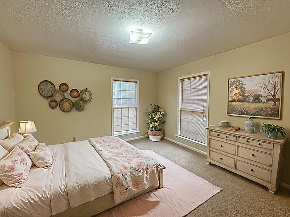 4th image of 802 N Taylor Ct
