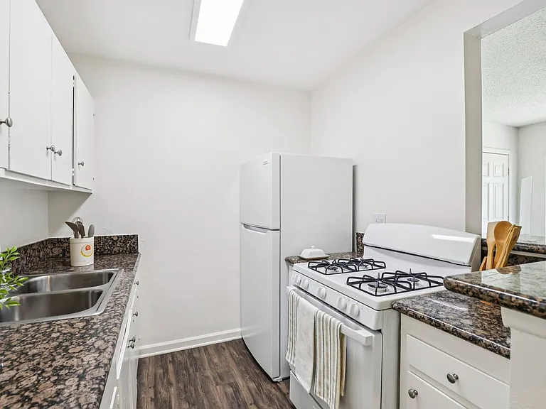Anaheim Place — Photo 8