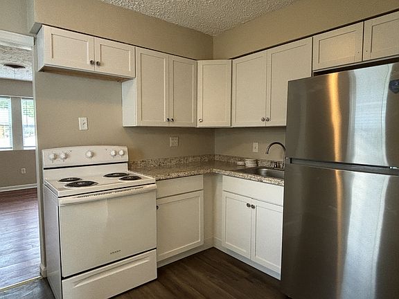 4th image of 2102 Medford Ave