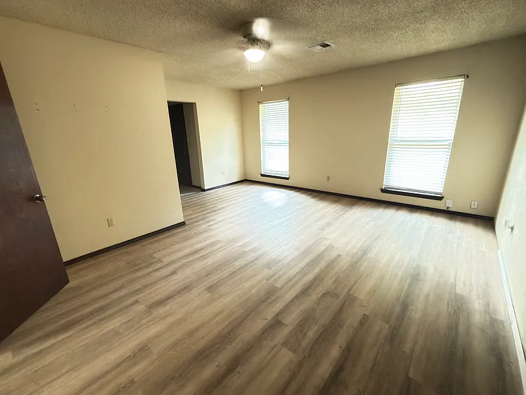 2531 W Hefner Rd — Photo 7