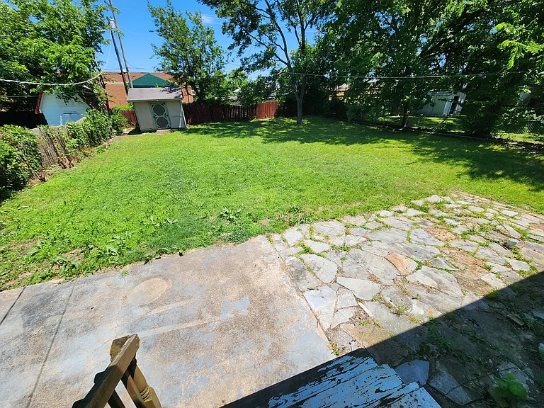 1008 E 6th St — Photo 16