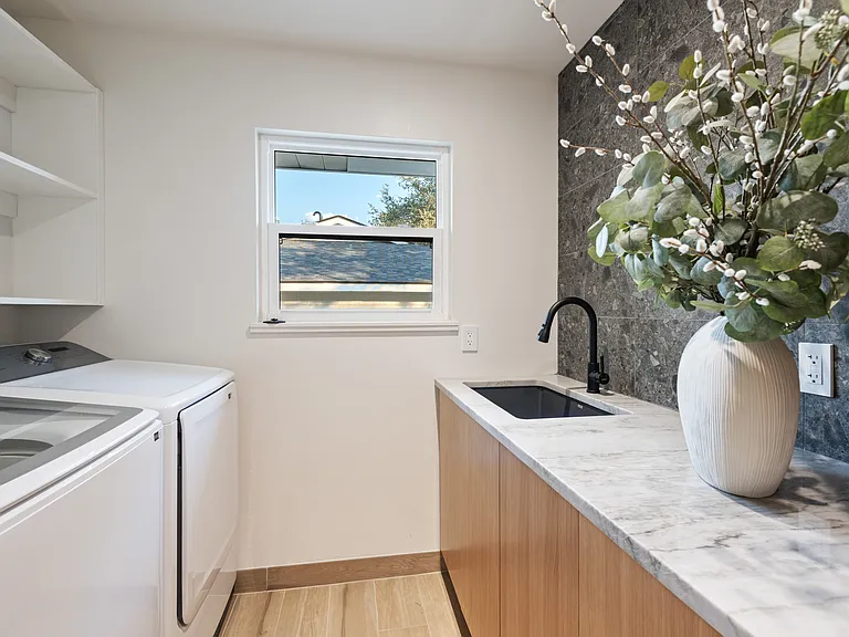 4000 Greystone Dr — Photo 24