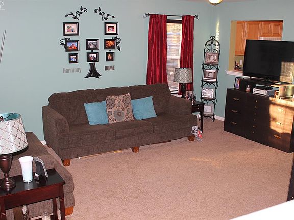 2nd image of 1049 Carriage Hill Dr
