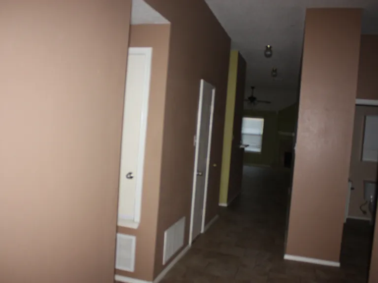 404 Pineview Ln — Photo 2