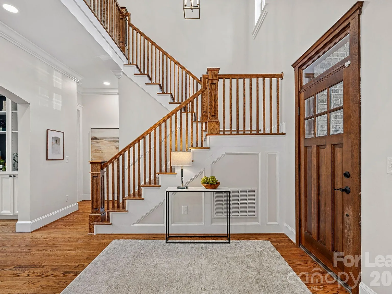 5 bed, 5.0 bath, 4573 sqft, $8,800 — Photo 3