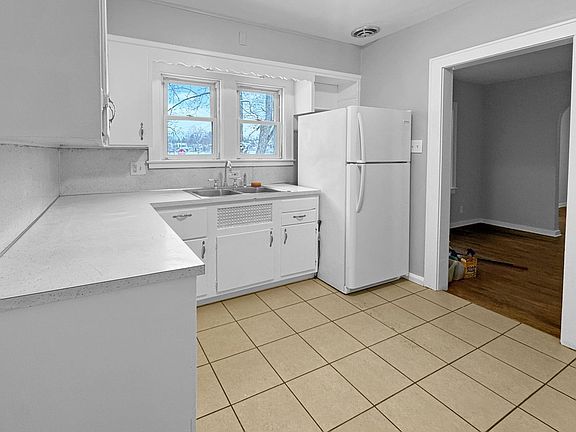 4th image of 857 Lyon St NE