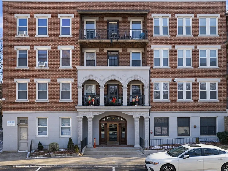 28 Quint Ave #19A — Photo 1