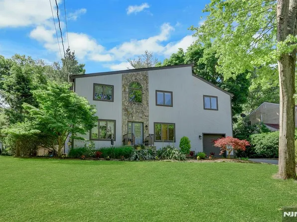 962 Pines Terrace, Franklin Lakes, NJ 07417