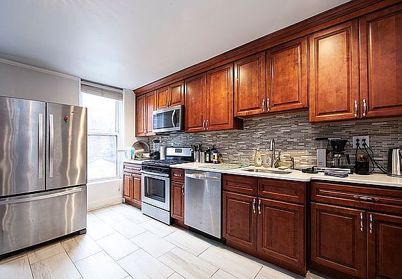 4th image of 342 Carroll St #2