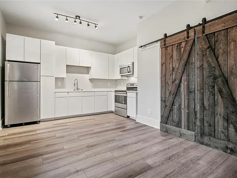 940 Saint Charles Ave NE #C — Photo 3