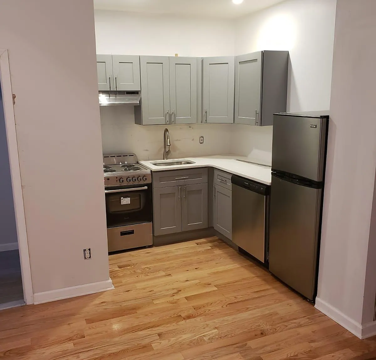Studio, $850 — Photo 1